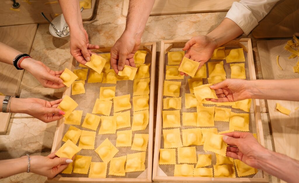 Ravioli fatti a mano in preparazione durante cooking class La Soffritta
