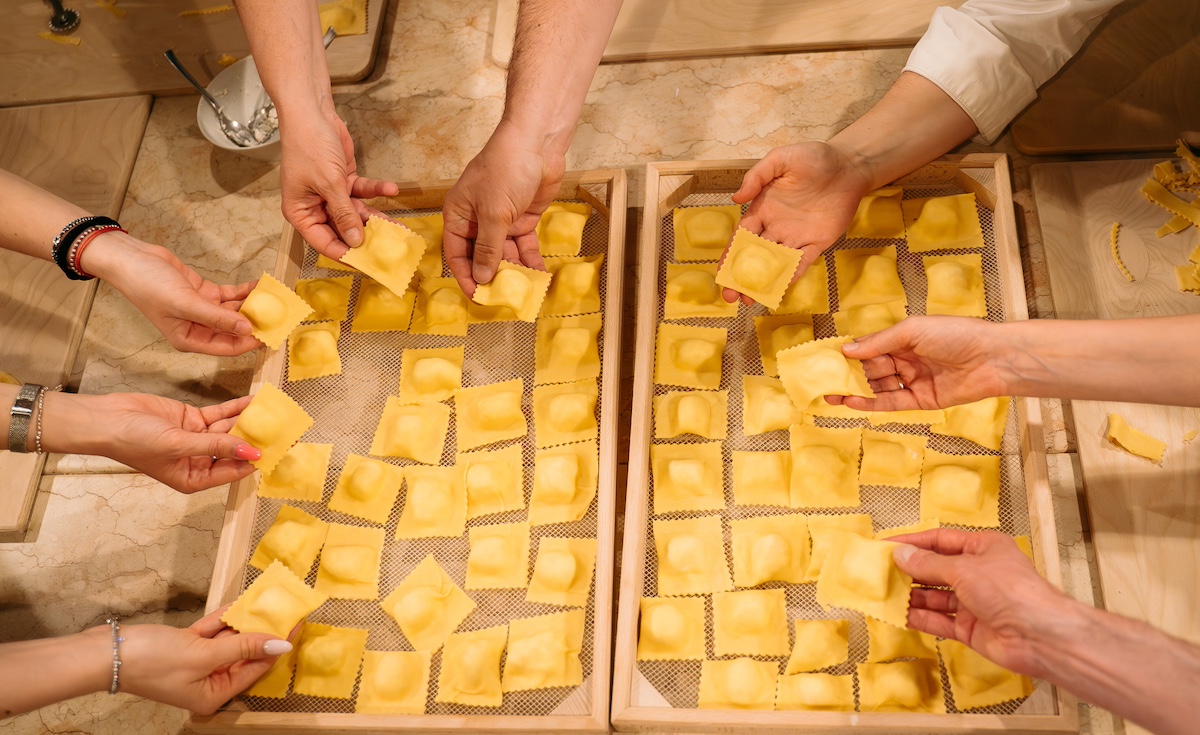 Ravioli fatti a mano in preparazione durante cooking class La Soffritta