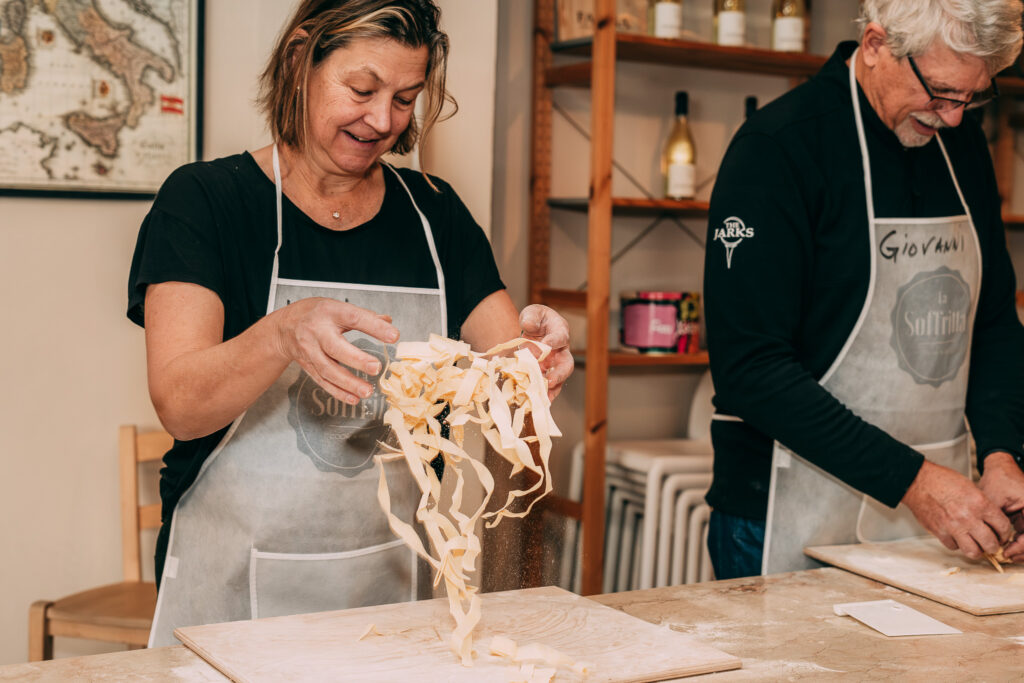 Signora impasta pasta fresca durante un laboratorio di cucina de La Soffritta