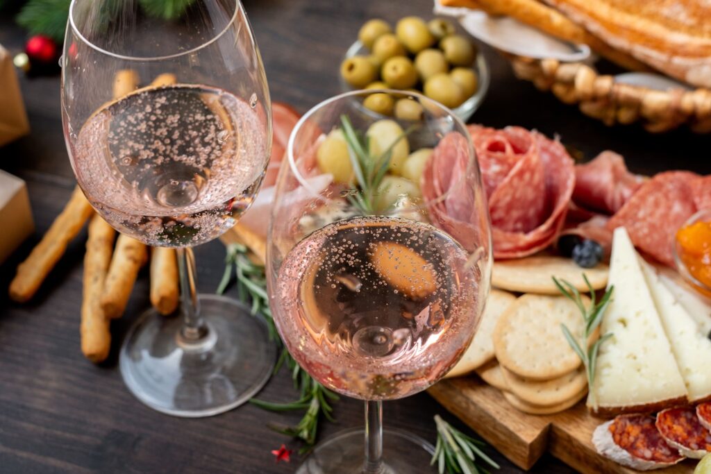Aperitivo composto da calici di spitz e tagliere di salumi, formaggi e olive