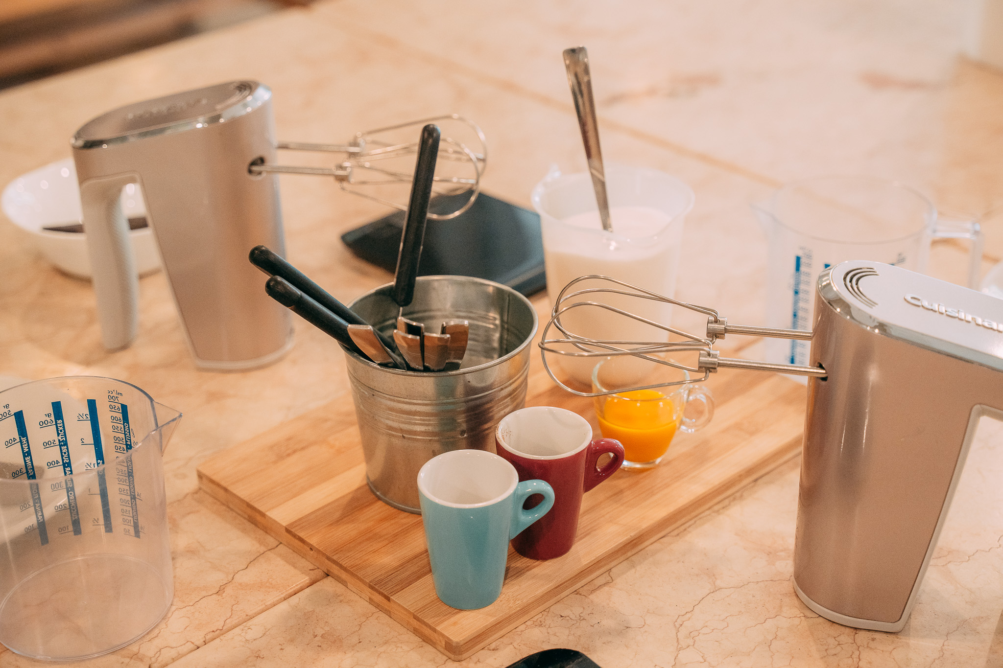 Ingredienti e utensili da cucina su un tagliere in legno