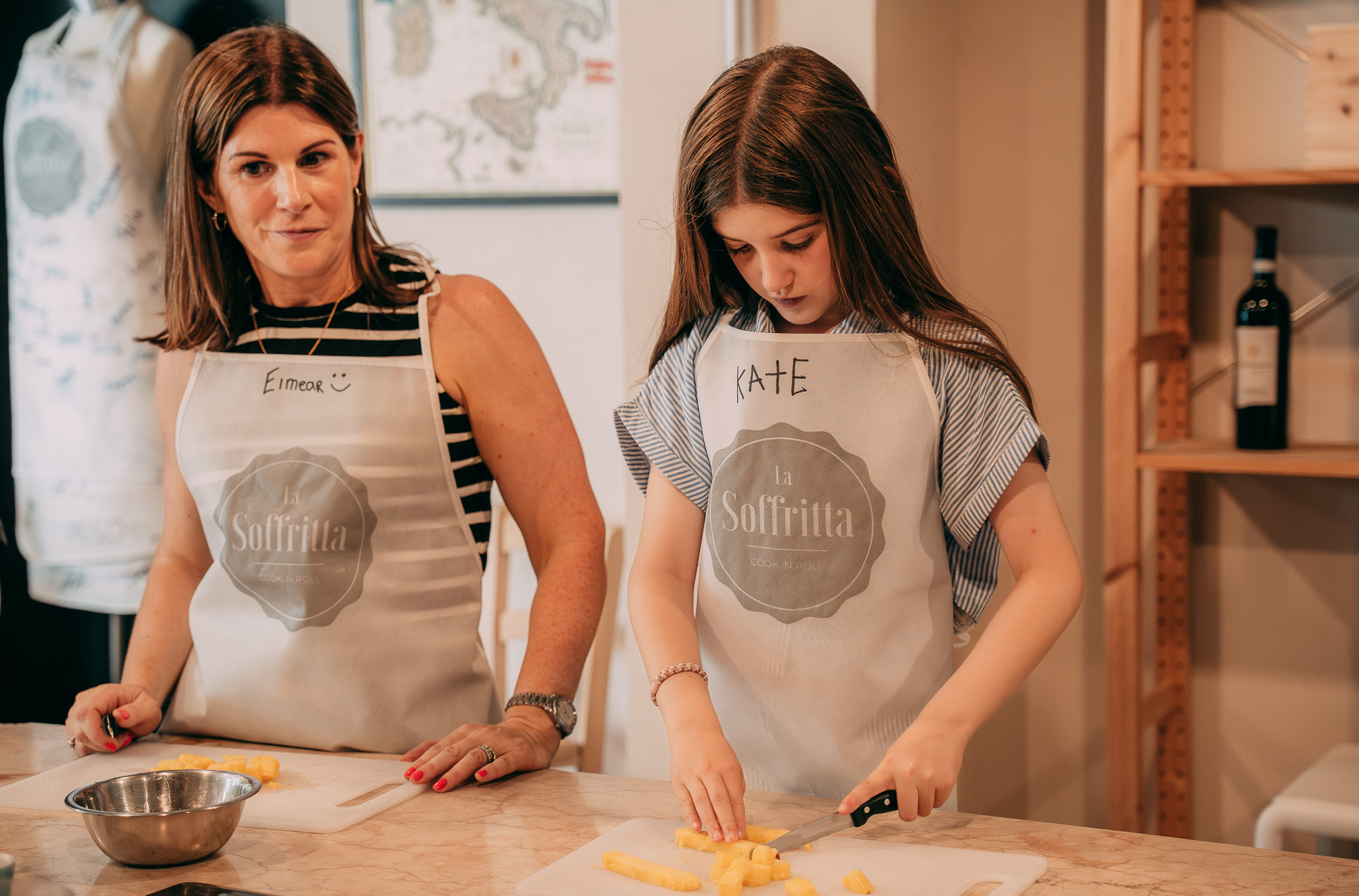 Una donna e una bambina preparano una ricetta in cucina durante una lezione di cucina de La Soffritta