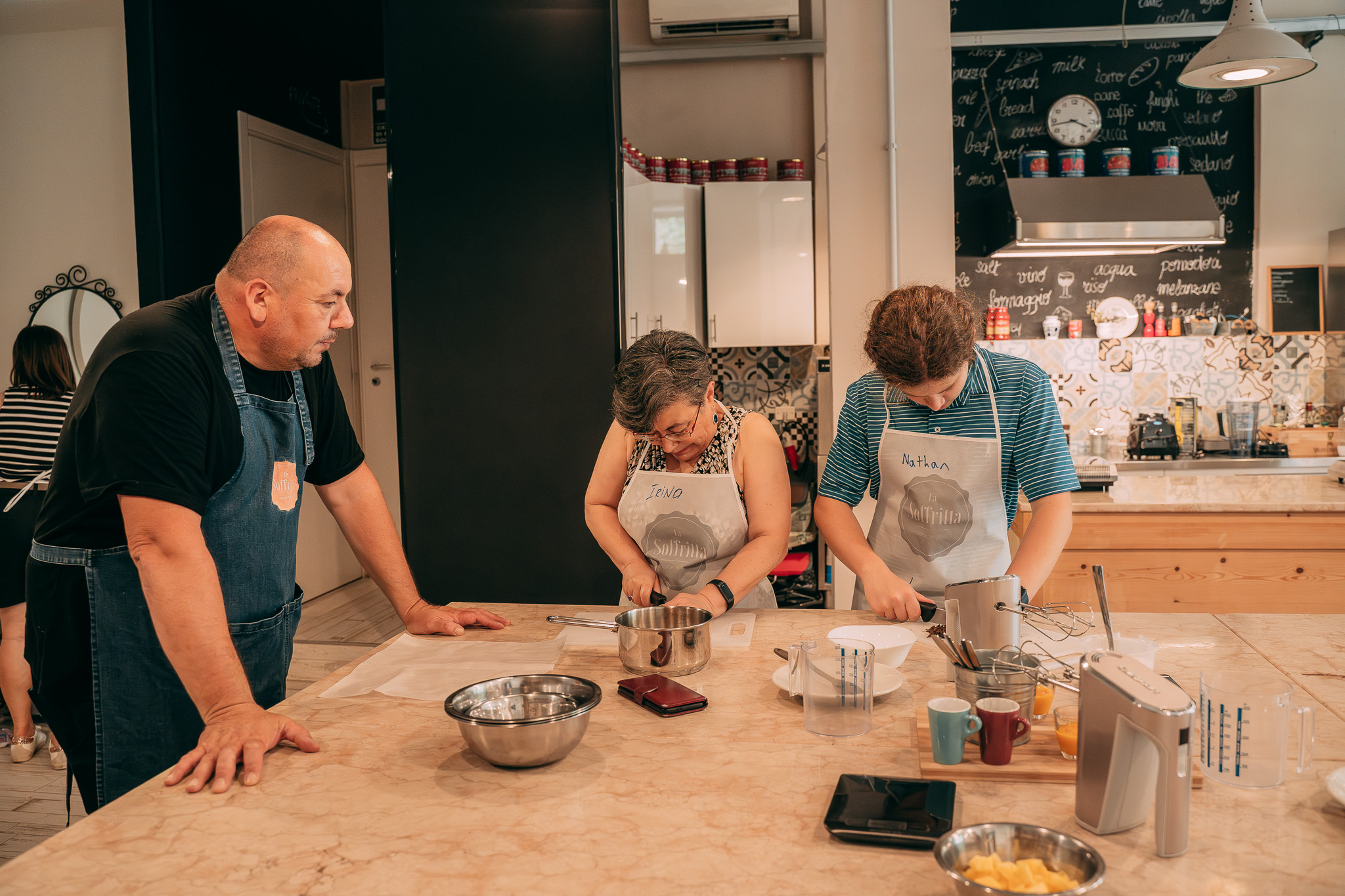 Chef assiste e guida la preparazione della ricetta