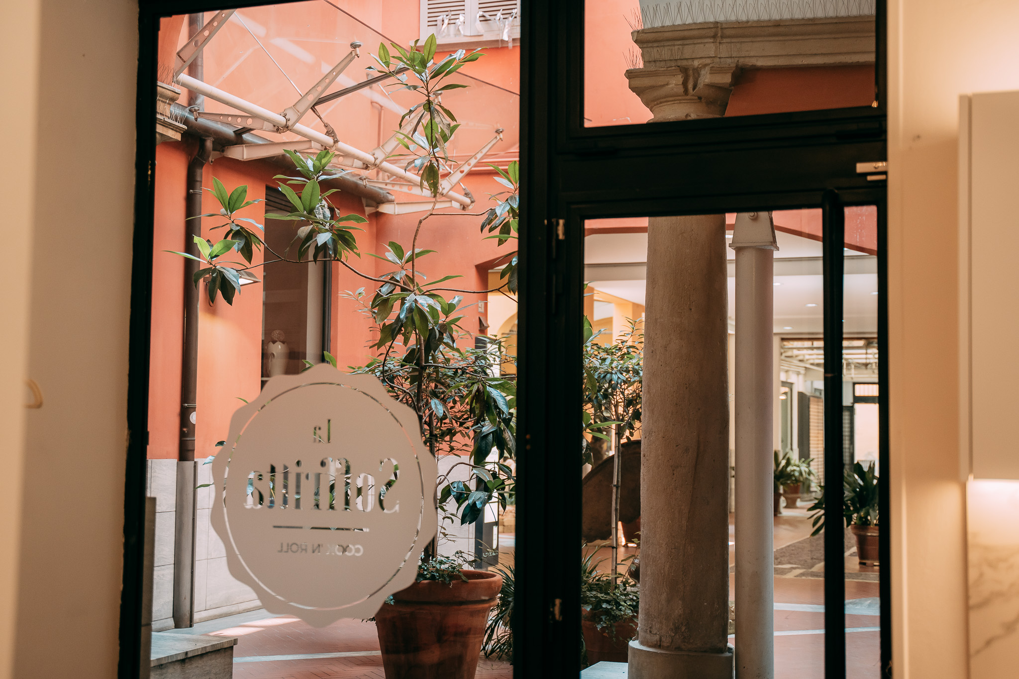 Vista del cortile de La Soffritta di Bologna dall'interno del locale