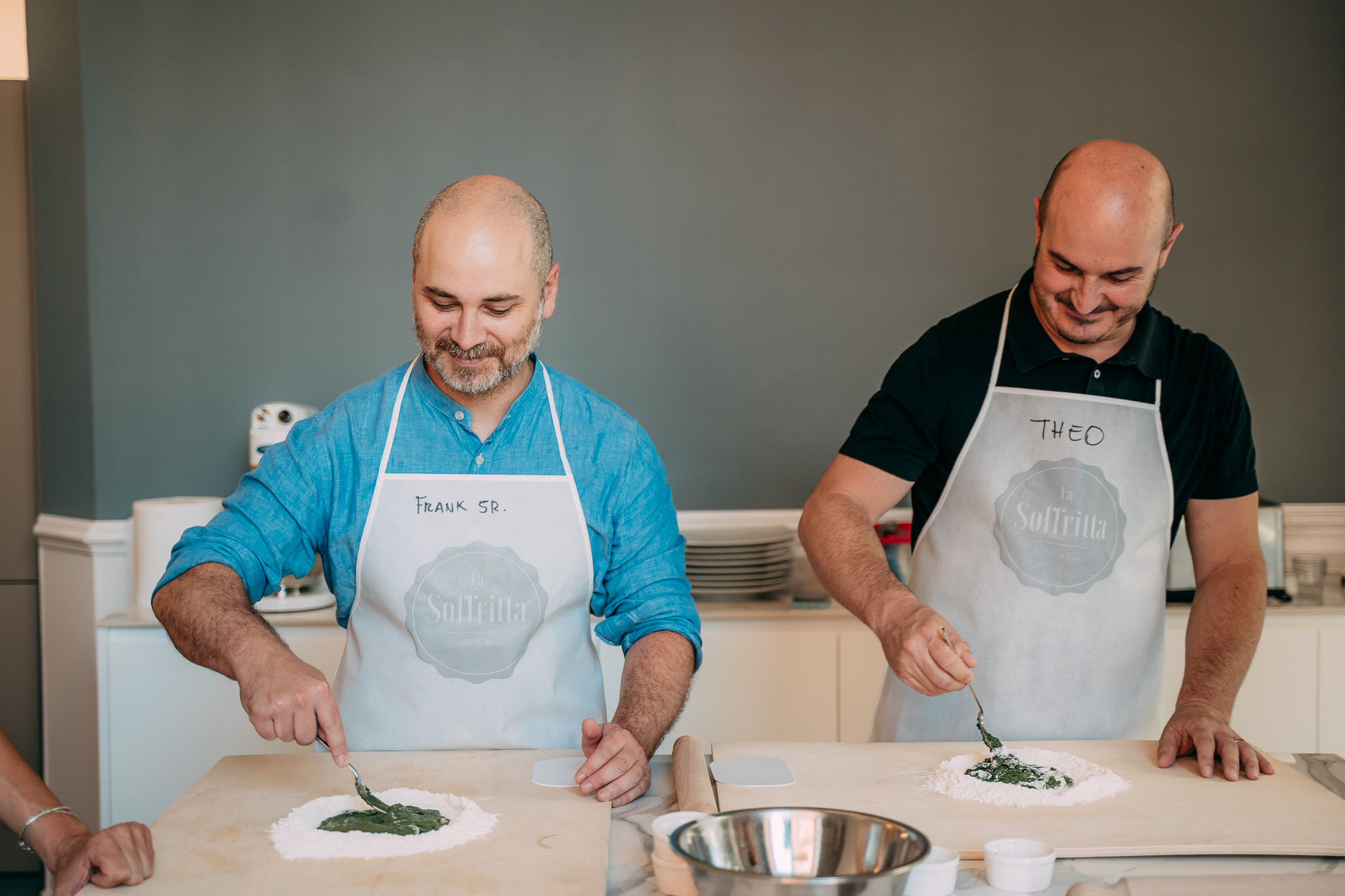 Due partecipanti aggiungono e mescolano gli ingredienti per l'impasto