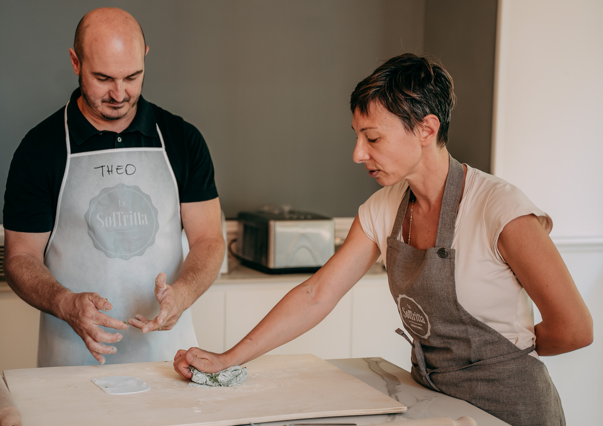 Chef mostra il movimento corretto per impastare la pasta fresca