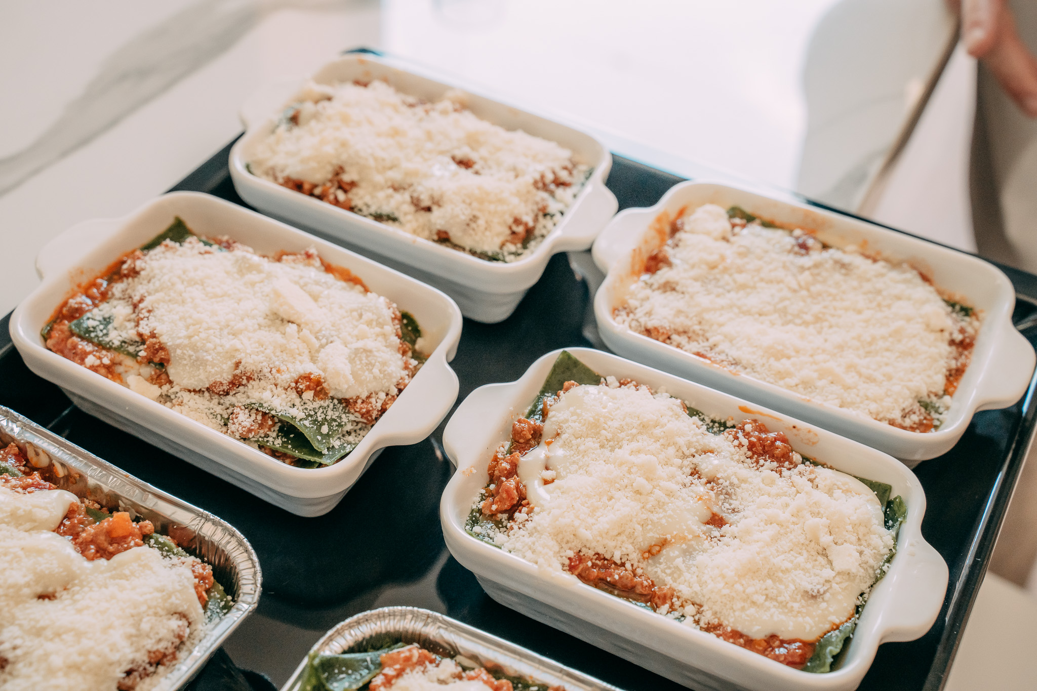 Teglia con lasagne pronte per la cottura nel forno