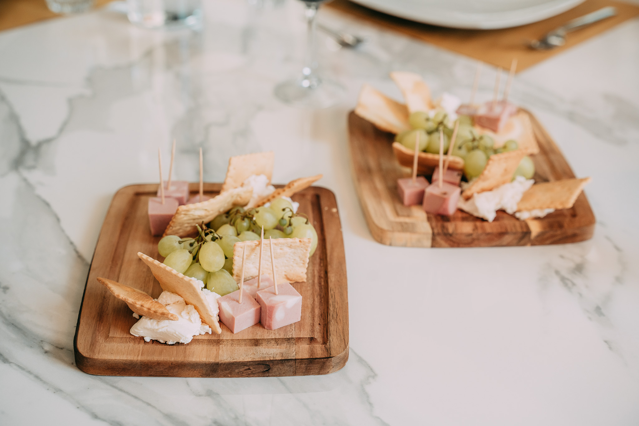 Tagliere con aperitivo tradizionale con vino, mortadella e salumi tipici bolognesi