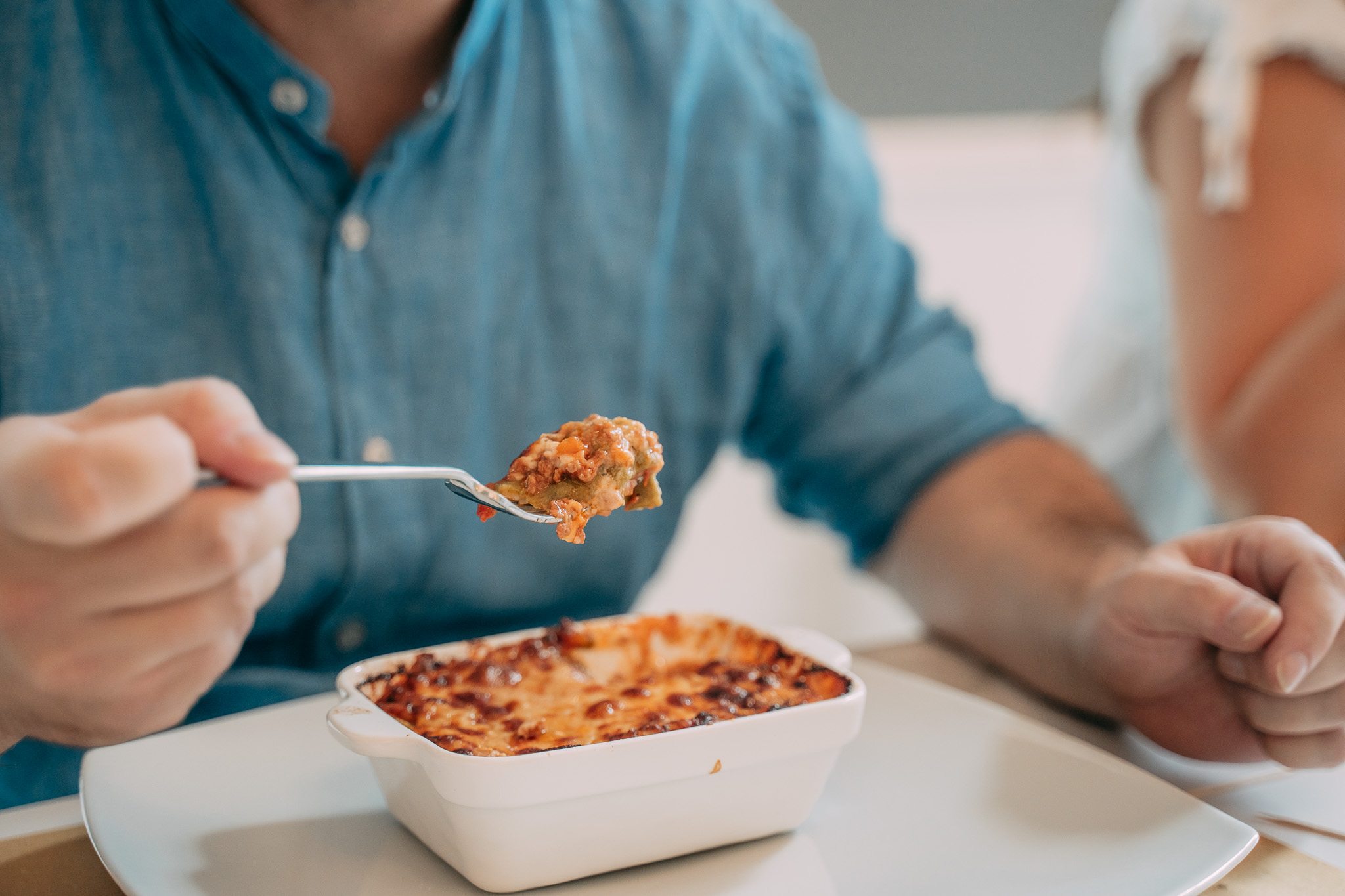 Forchetta prende un pezzo di lasagna