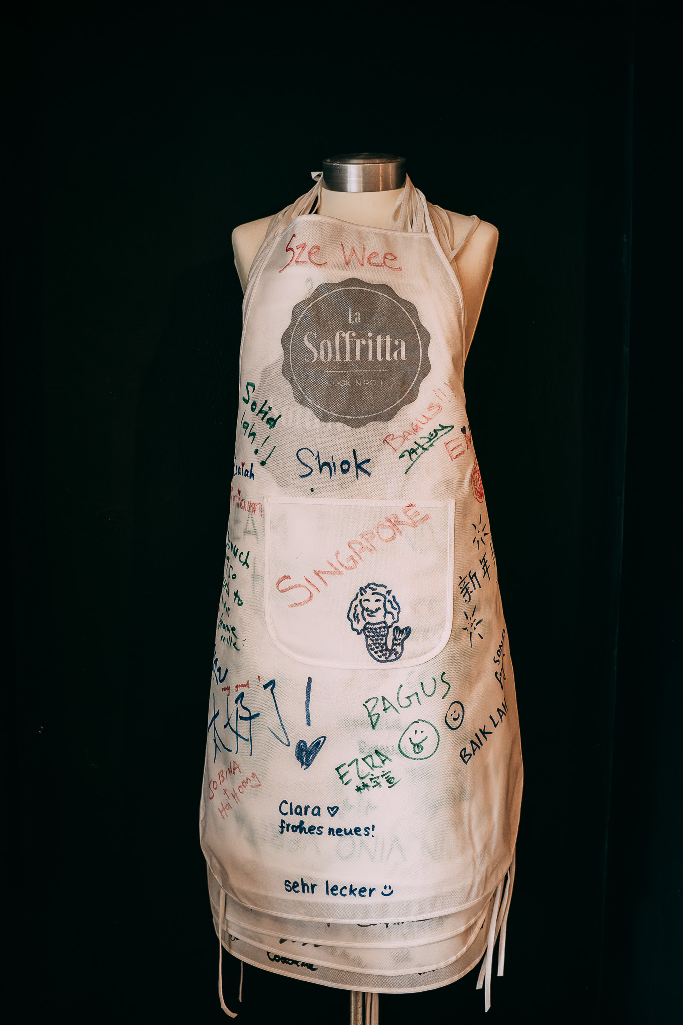 Grembiule de La Soffritta decorato con scritte a pennarello