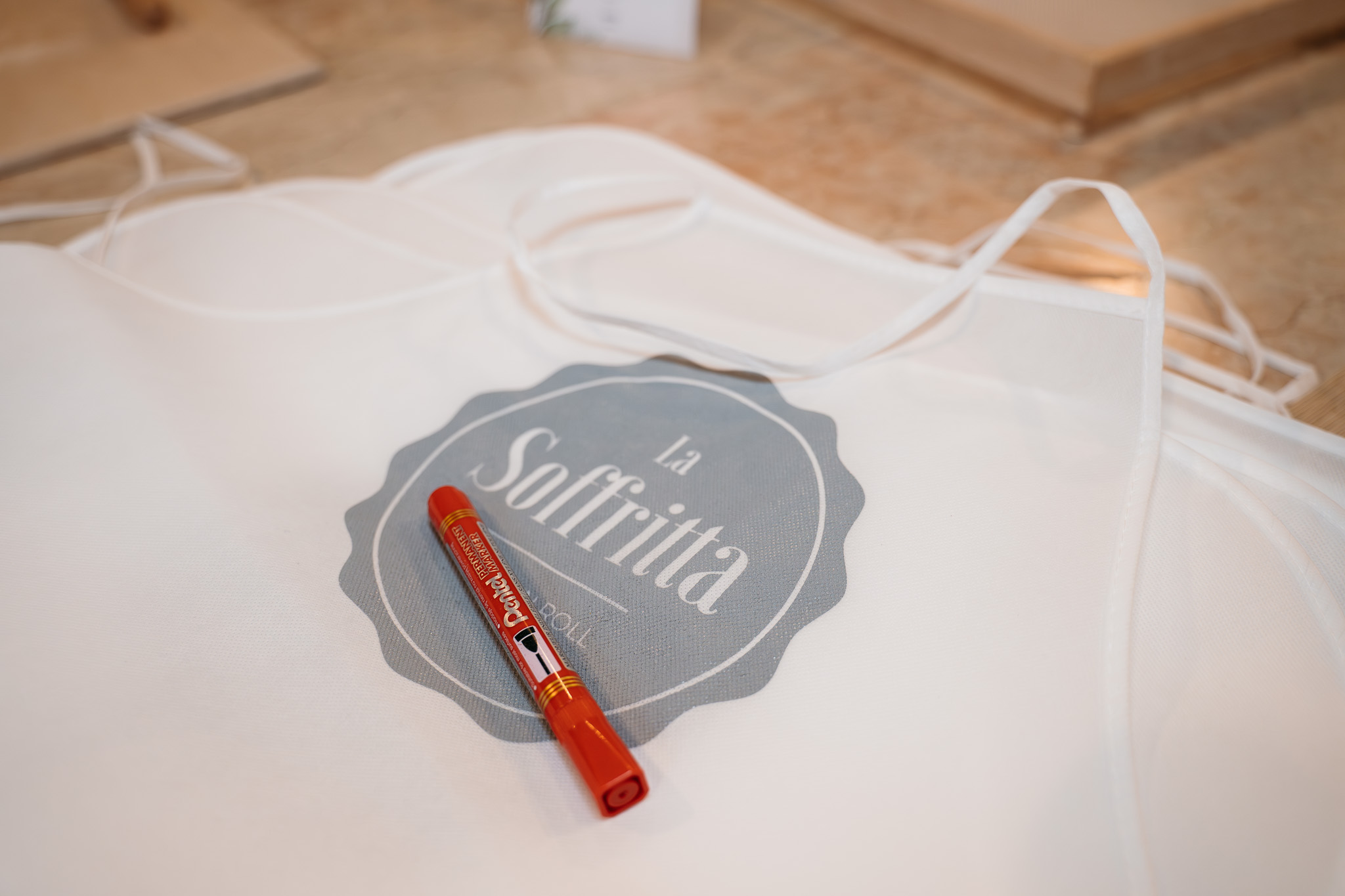 Grembiule personalizzato La Soffritta con penna appoggiata sul tavolo