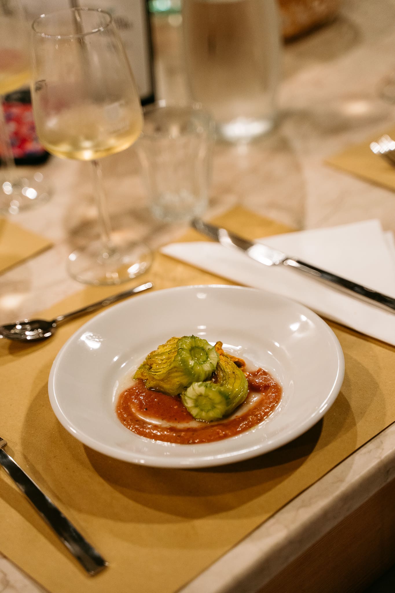 Tavola apparecchiata con portata di fiori di zucca