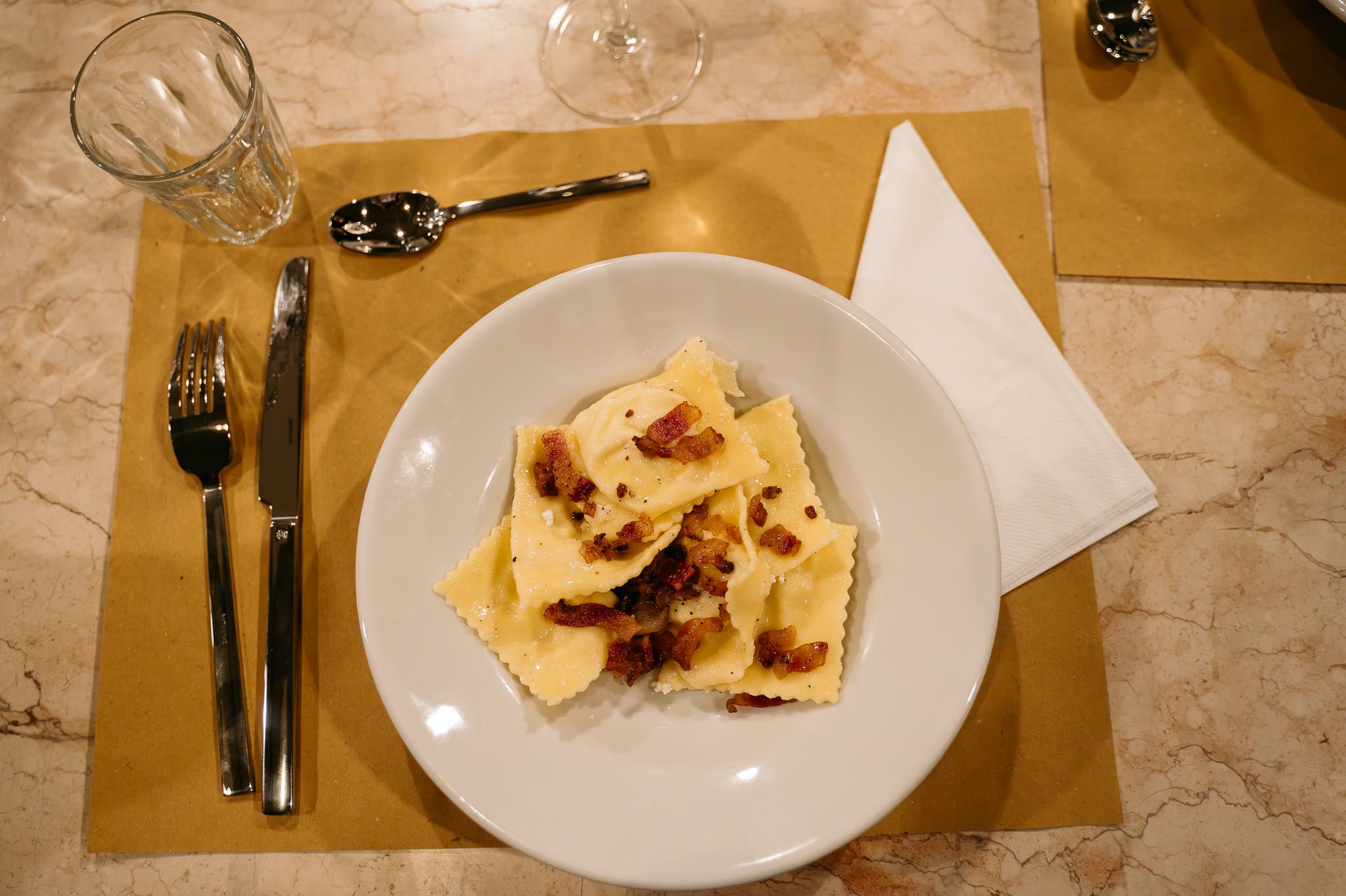 Tavola apparecchiata con potata di ravioli