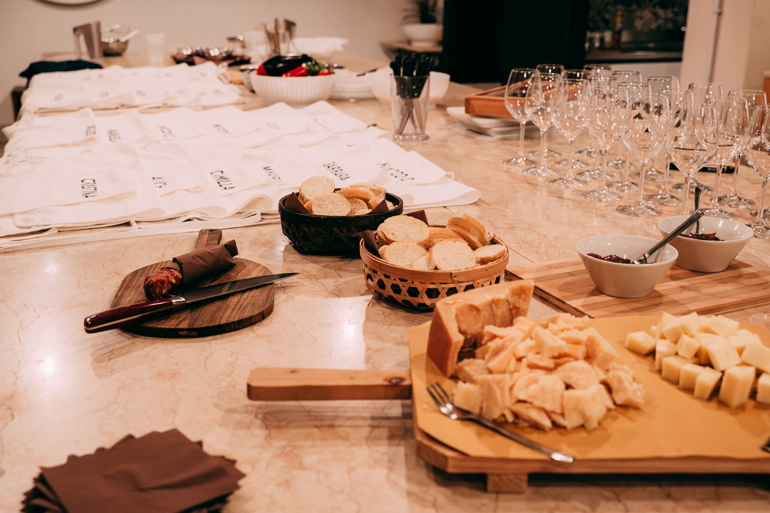 Tavolo de La Soffritta apparecchiato con aperitivo, calici e grembiuli