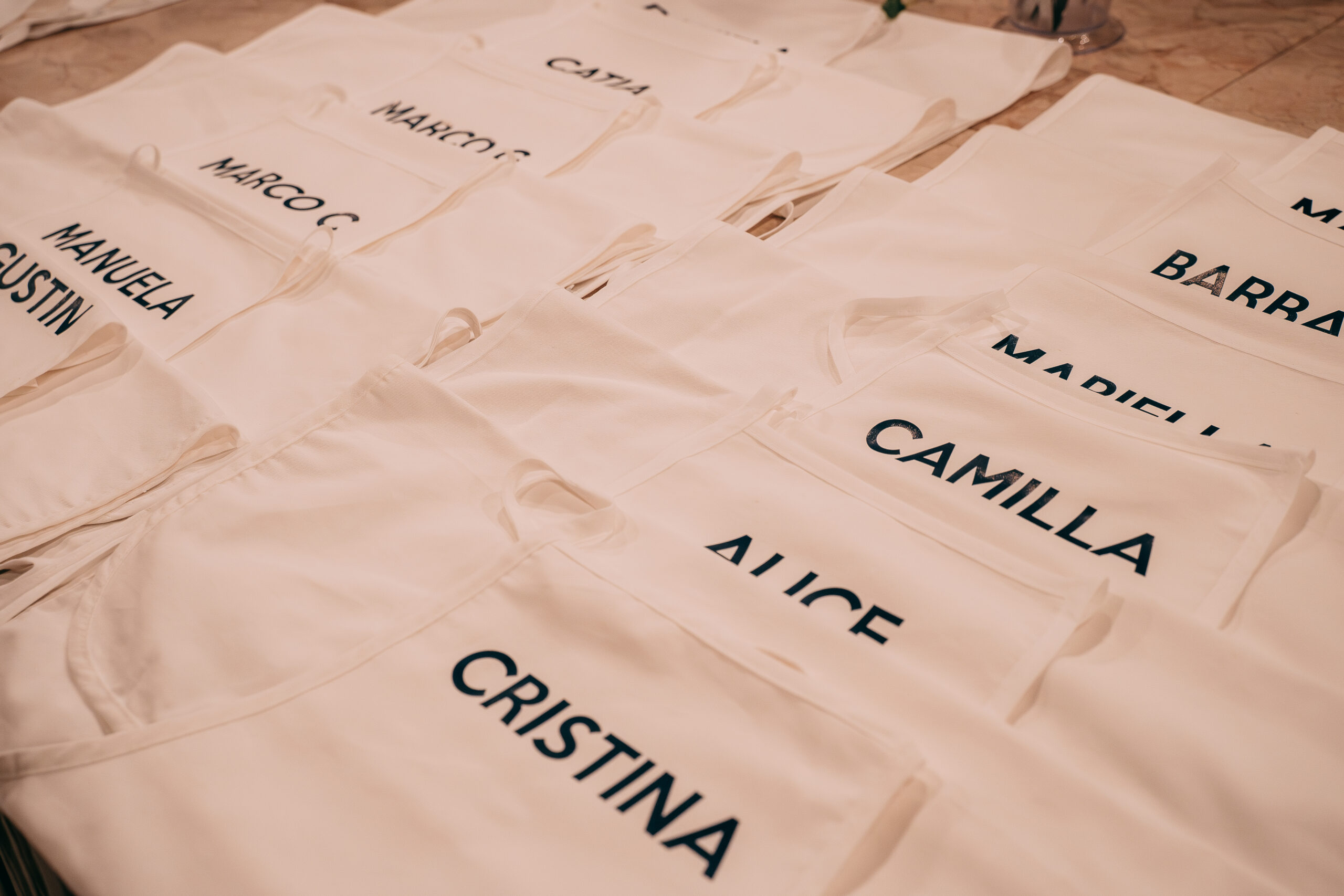 Grembiuli personalizzati con i nomi dei partecipanti di un Team Cooking de La Soffritta