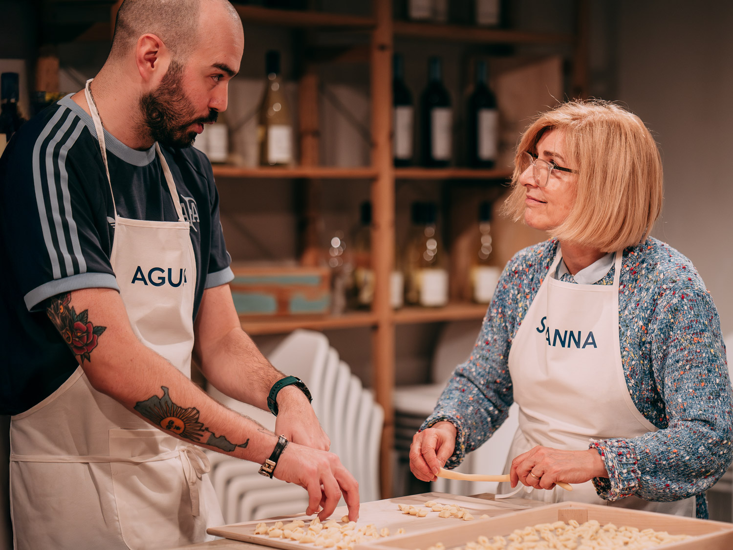 Due colleghi collaborano nella preparazione di pasta fesca durante un Team Cooking de La Soffritta