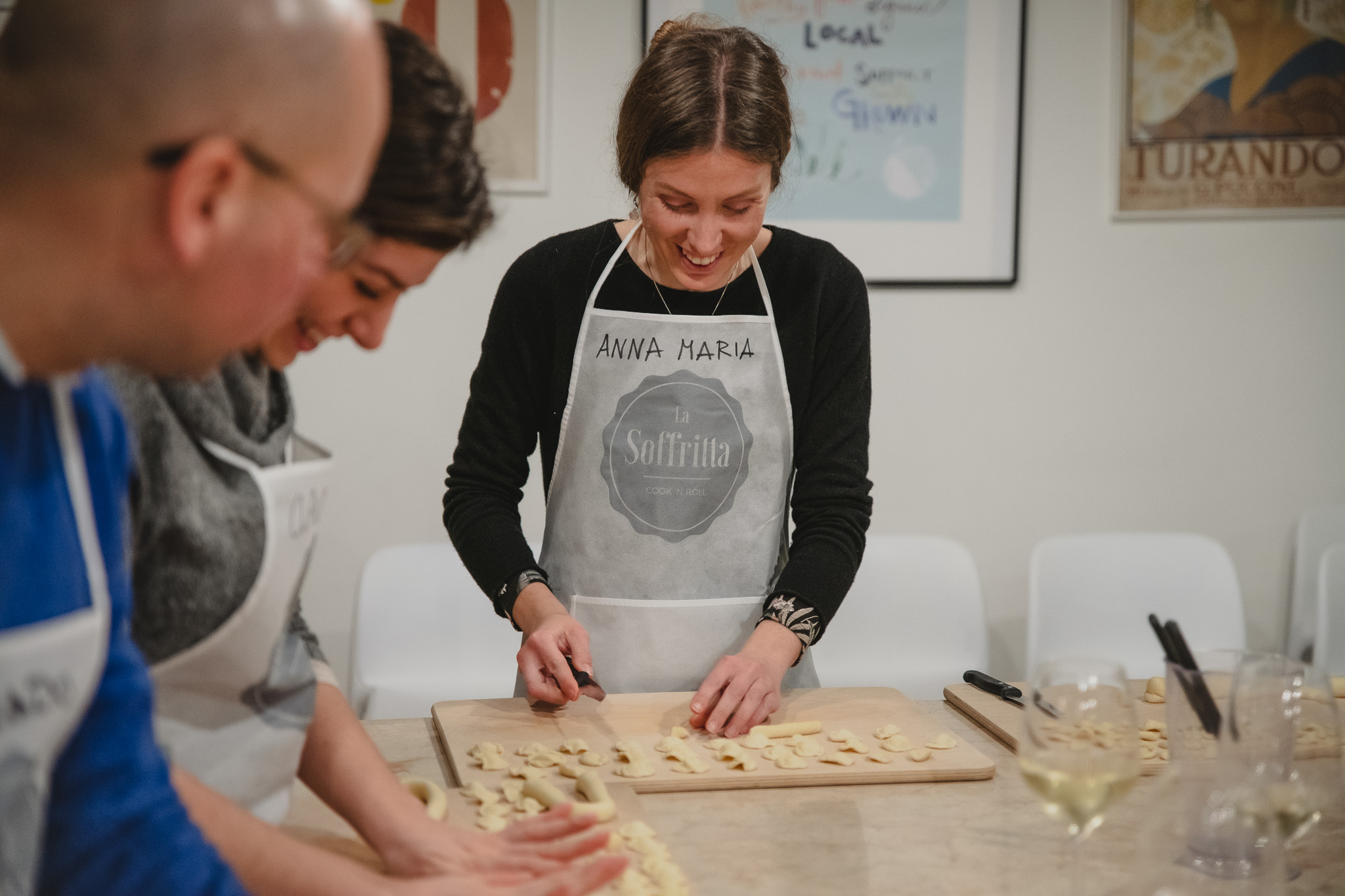 Ragazza taglia l'impasto per le orecchiette