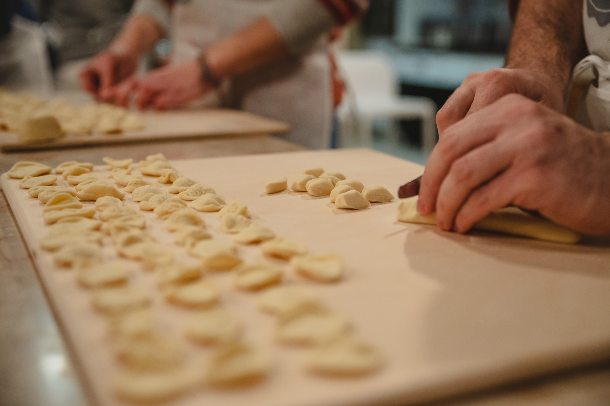 Preparazione di pasta fresca fatta a mano su tagliere in legno