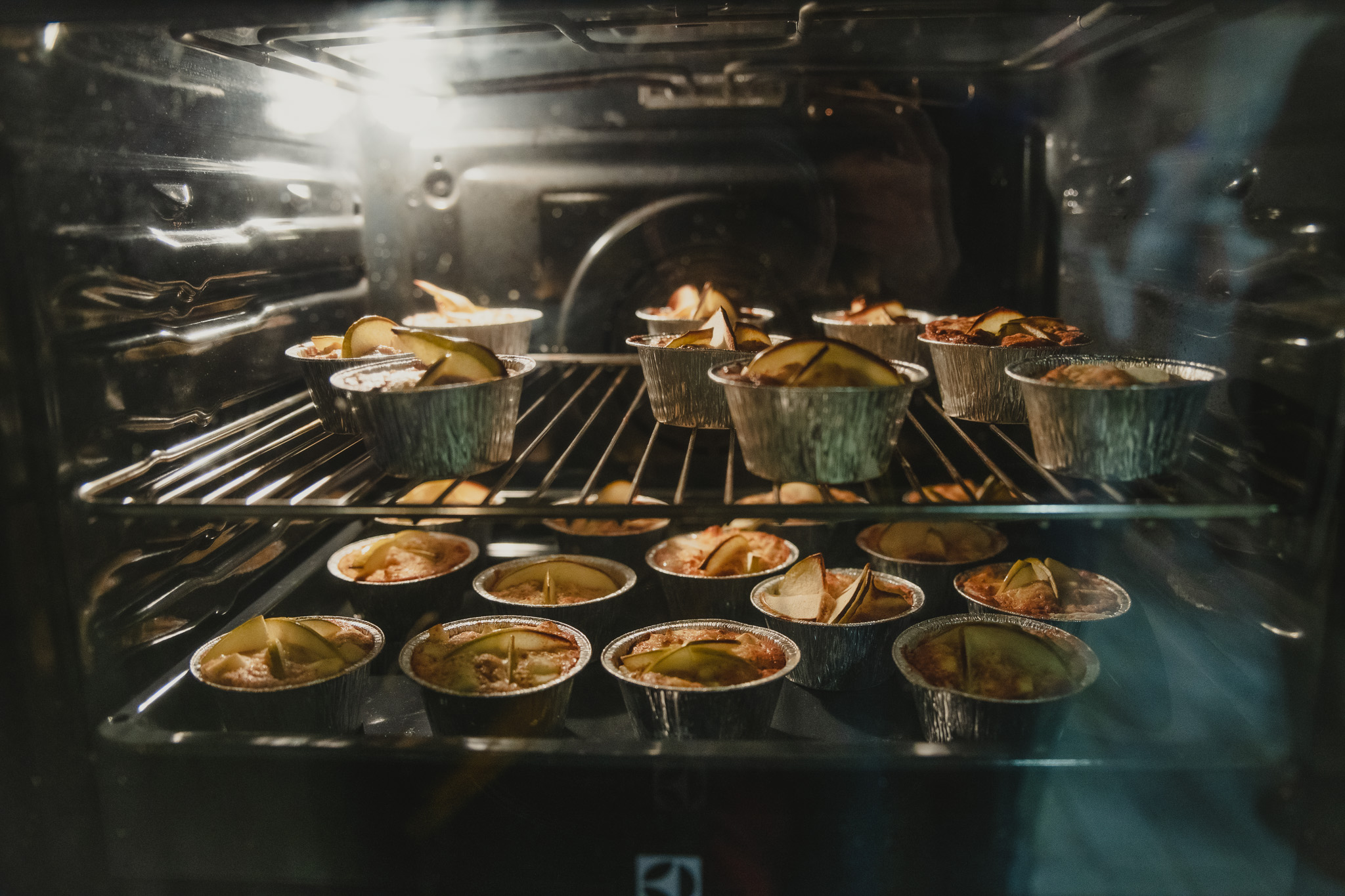 Cottura di piatti in forno durante il laboratorio di cucina
