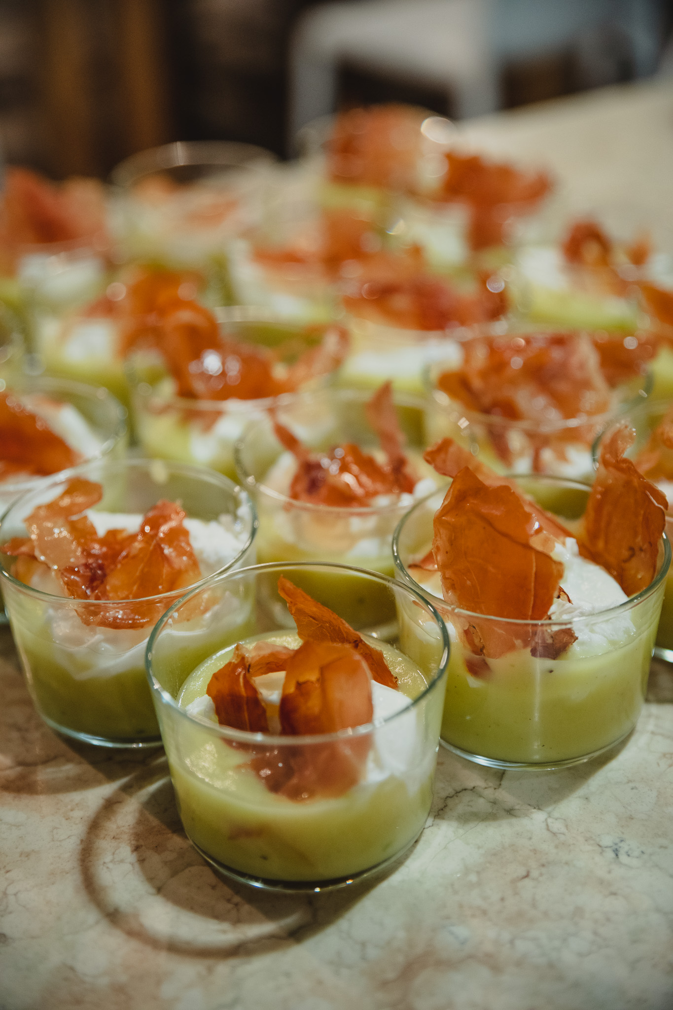 Finger food serviti in bicchierini durante un esperienza di cooking
