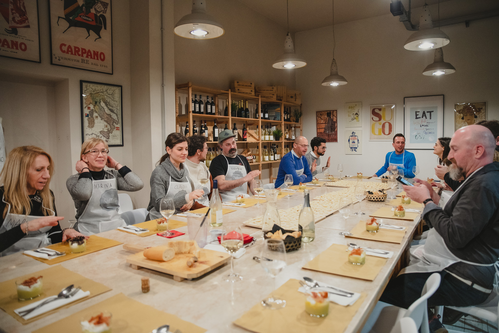 Partecipanti al lavoro nelle postazioni durante un corso di cucina di gruppo