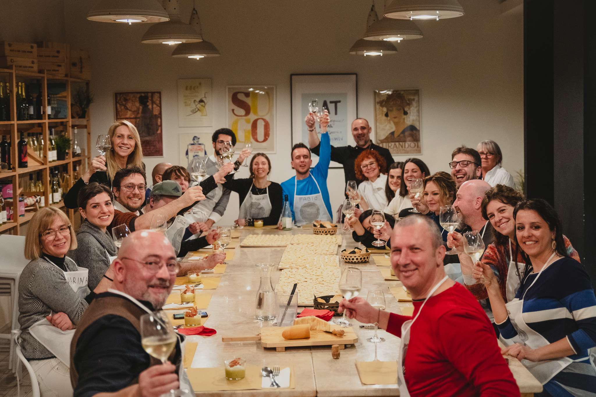 Gruppo di partecipanti seduti a tavola durante un’esperienza di Social Cooking