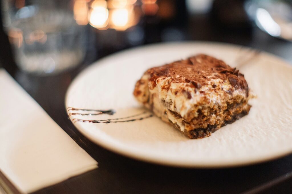 Piatto con fetta di tiramisù