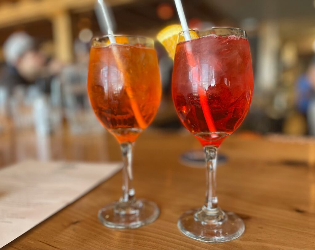Calici di Campari e Aperol Spritz su un bancone