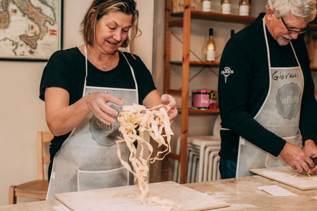 Signora impasta pasta fresca durante un laboratorio di cucina de La Soffritta