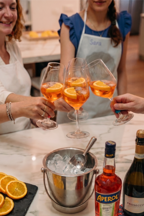 Brindisi dei partecipanti della cooking class pasta fresca e Spritz a La Soffritta di Verona
