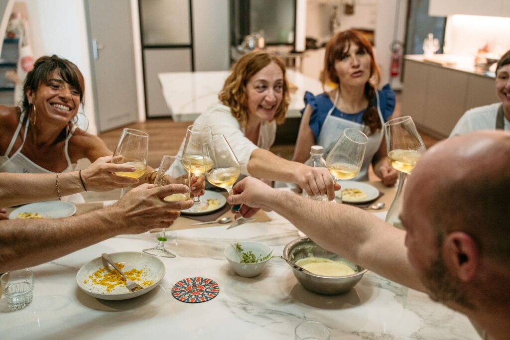 Partecipanti brindano durante la lezione di cucina